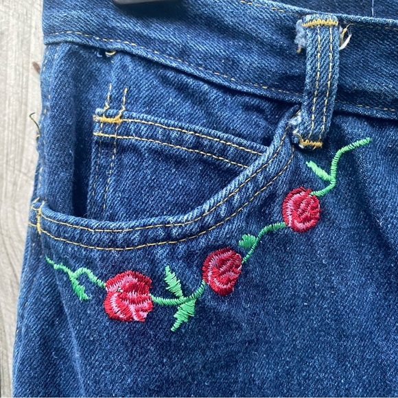 Unique Vintage Sierra West High Rise Blue Jeans with Floral Embroidery fits 2/4 - Picture 3 of 8